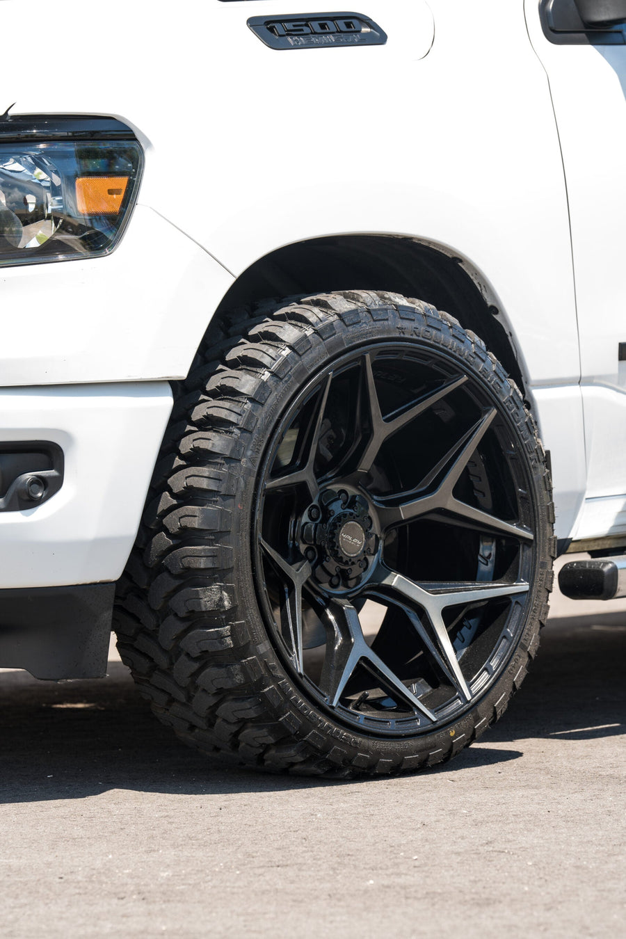 RAM 1500 4PLAY WHEELS 4P06 22X12 33X12.5X24 STOCK SUSPENSION