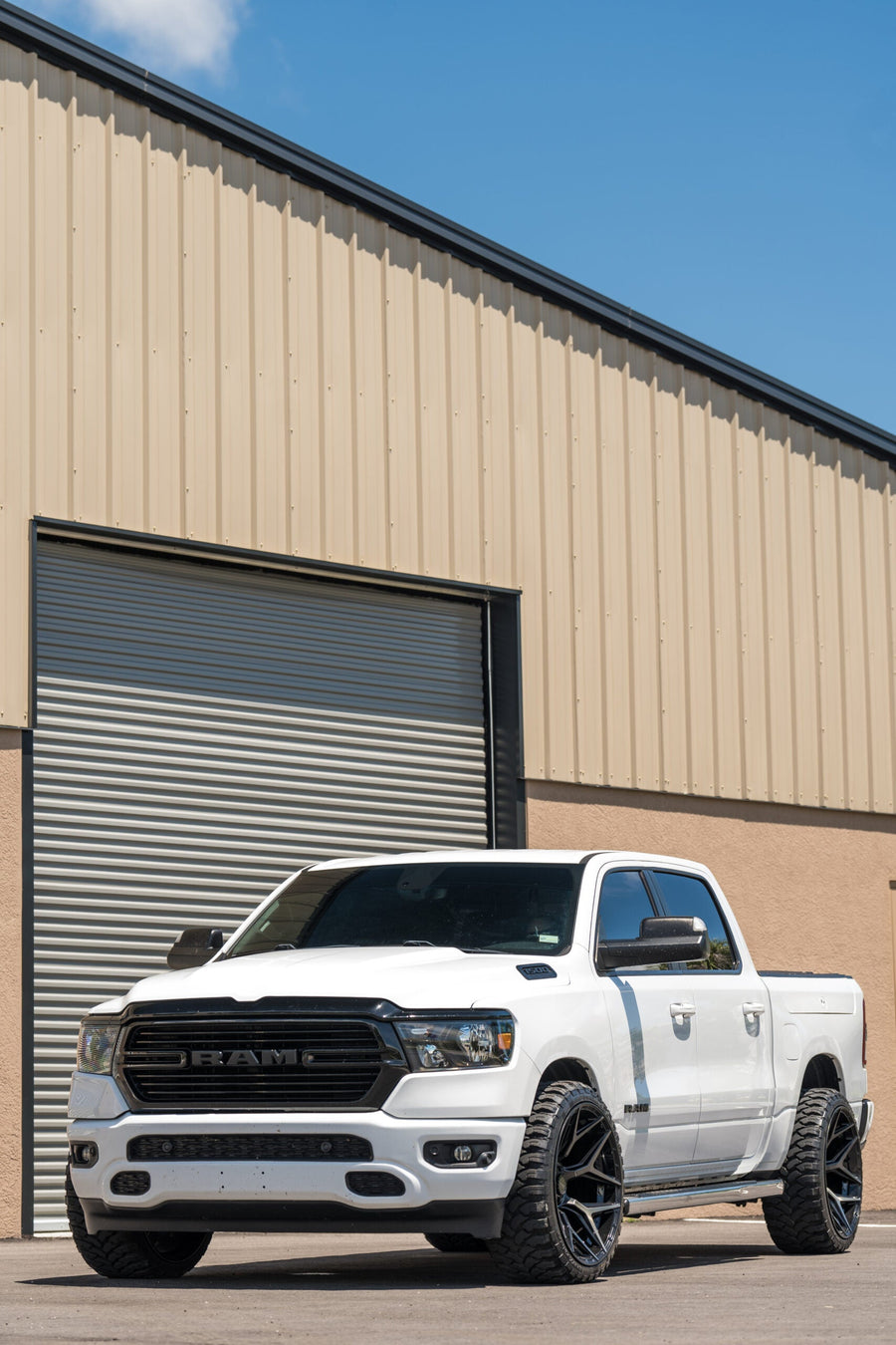 RAM 1500 4PLAY WHEELS 4P06 22X12 33X12.5X24 STOCK SUSPENSION