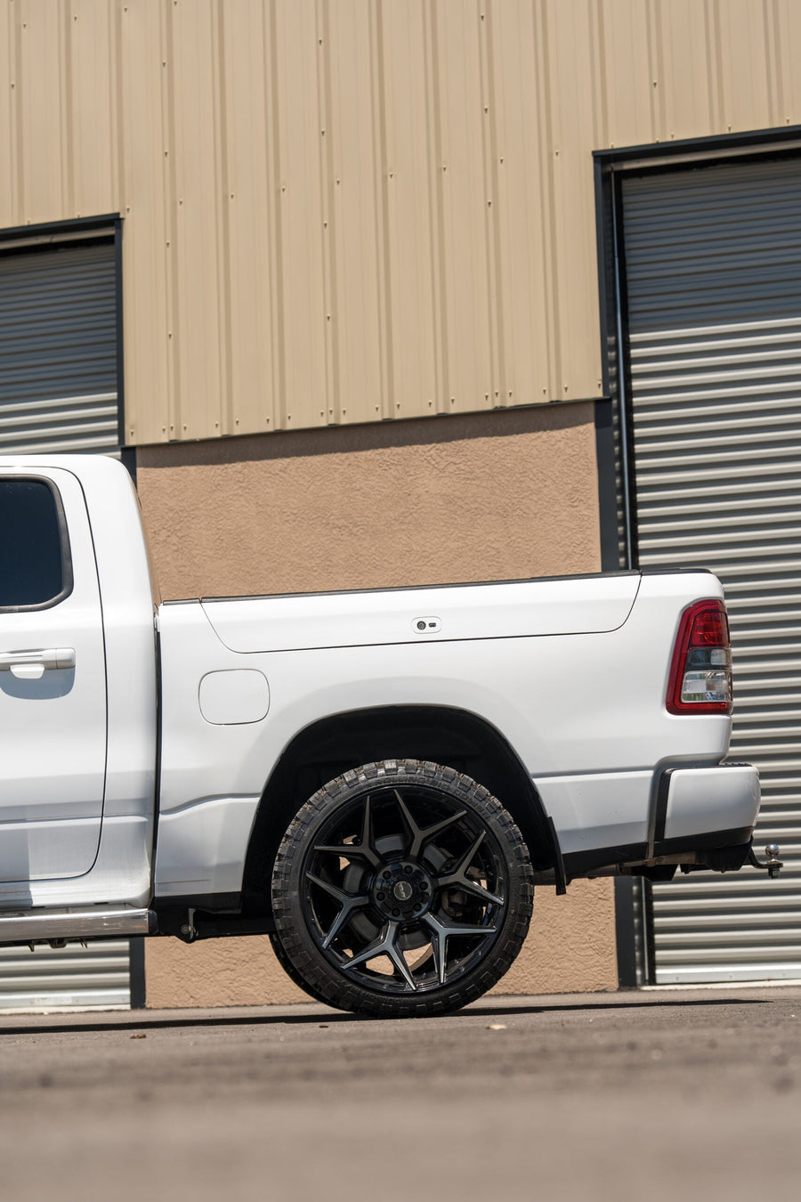 RAM 1500 4PLAY WHEELS 4P06 22X12 33X12.5X24 STOCK SUSPENSION