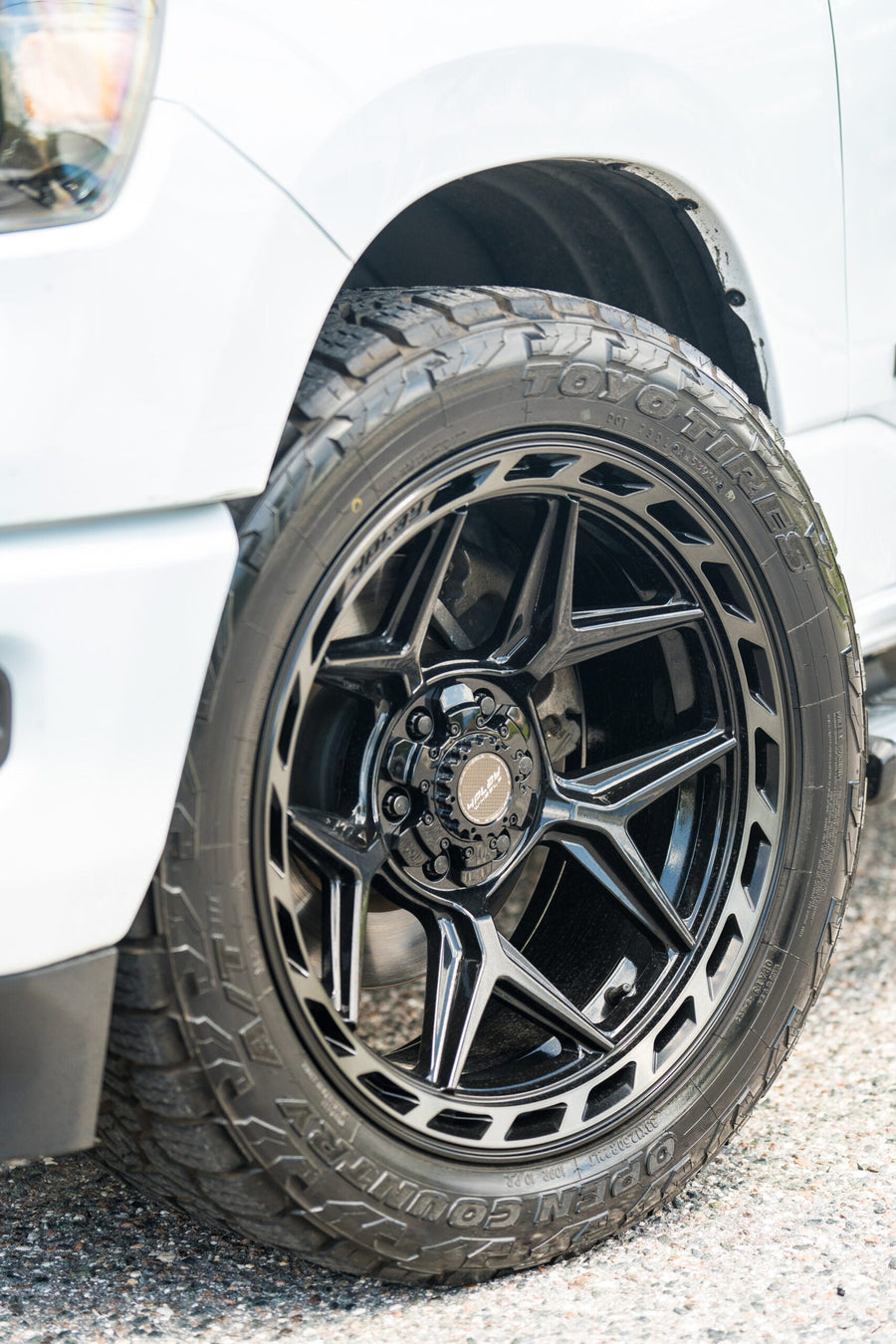 RAM 1500 4PLAY WHEELS 4P55 22X10 285X50X22 TOYO TIRES STOCK SUSPENSION