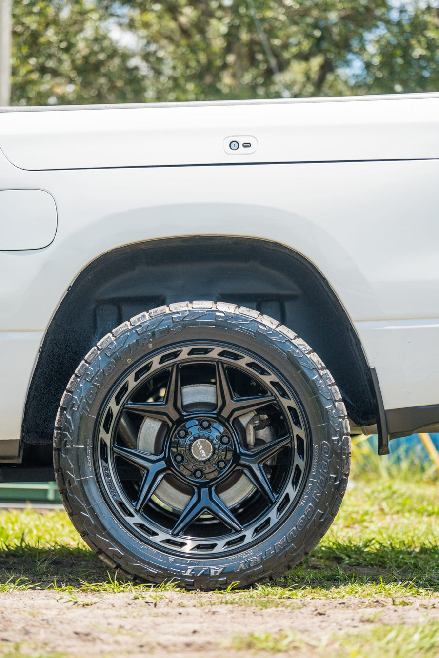 RAM 1500 4PLAY WHEELS 4P55 22X10 285X50X22 TOYO TIRES STOCK SUSPENSION