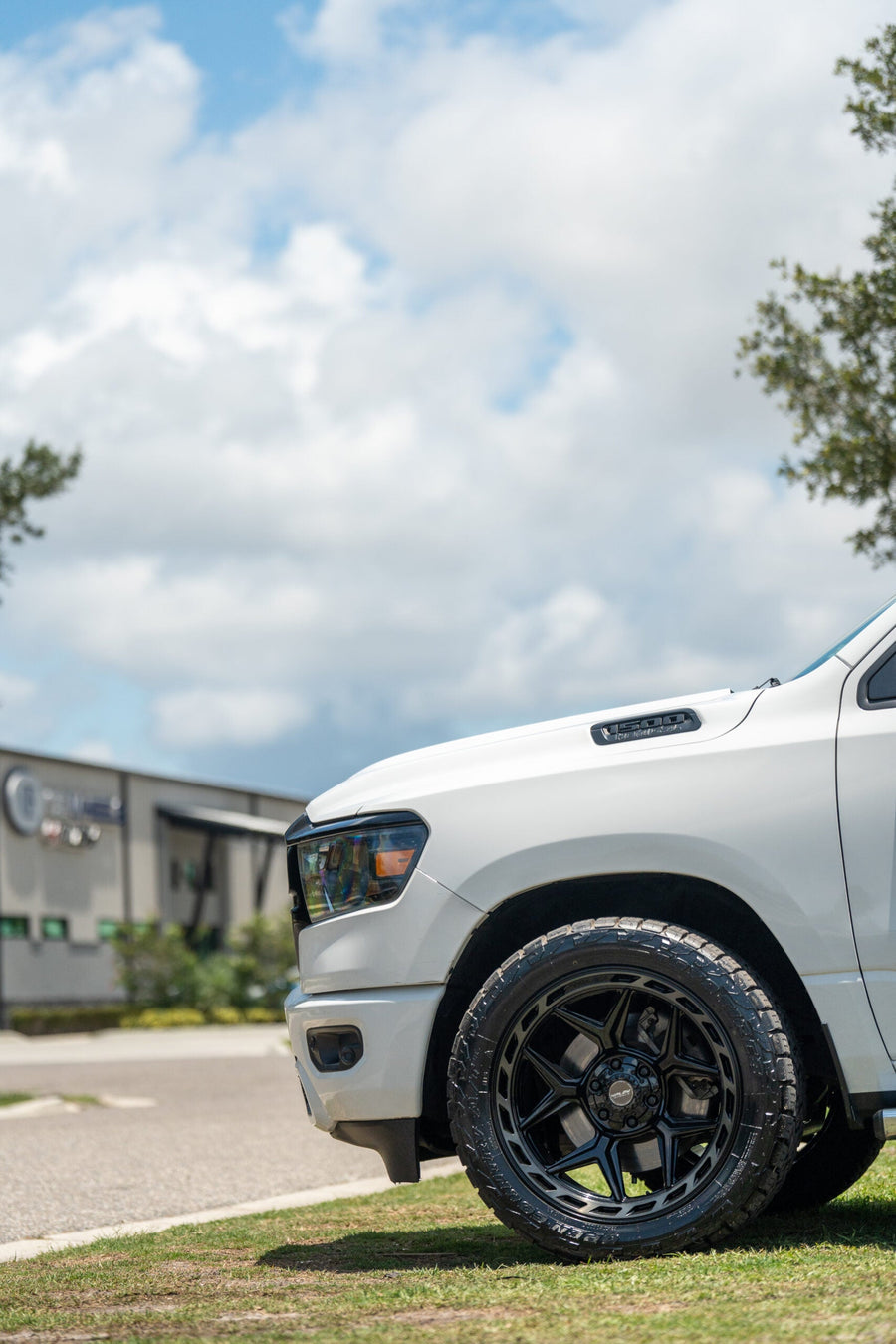 RAM 1500 4PLAY WHEELS 4P55 22X10 285X50X22 TOYO TIRES STOCK SUSPENSION