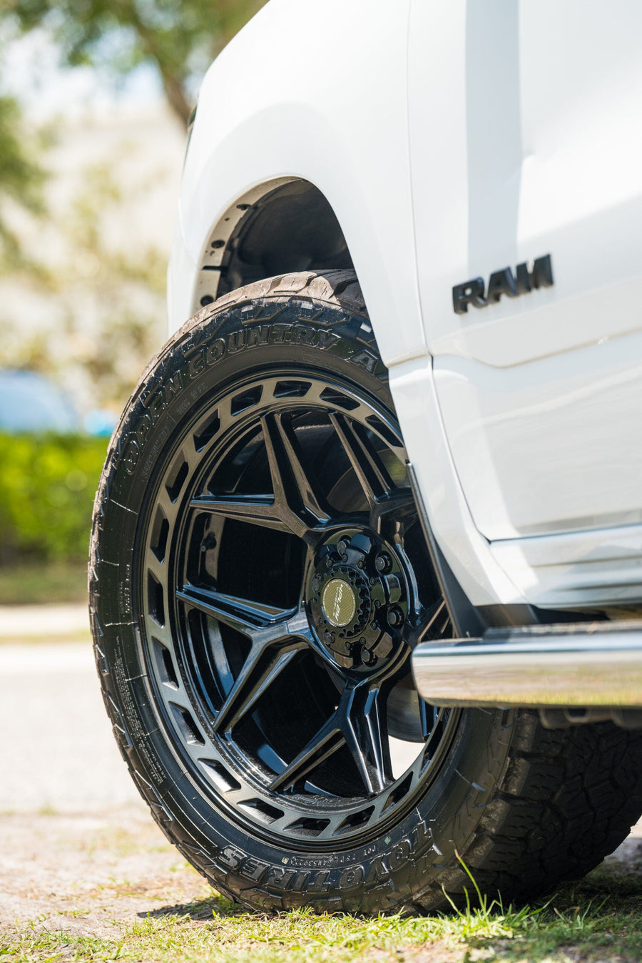 RAM 1500 4PLAY WHEELS 4P55 22X10 285X50X22 TOYO TIRES STOCK SUSPENSION