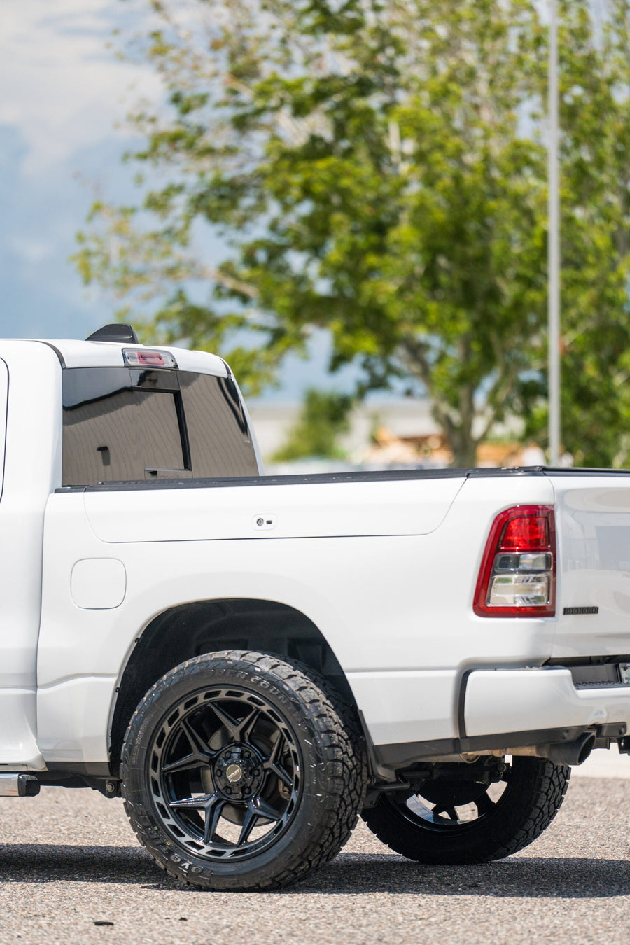 RAM 1500 4PLAY WHEELS 4P55 22X10 285X50X22 TOYO TIRES STOCK SUSPENSION