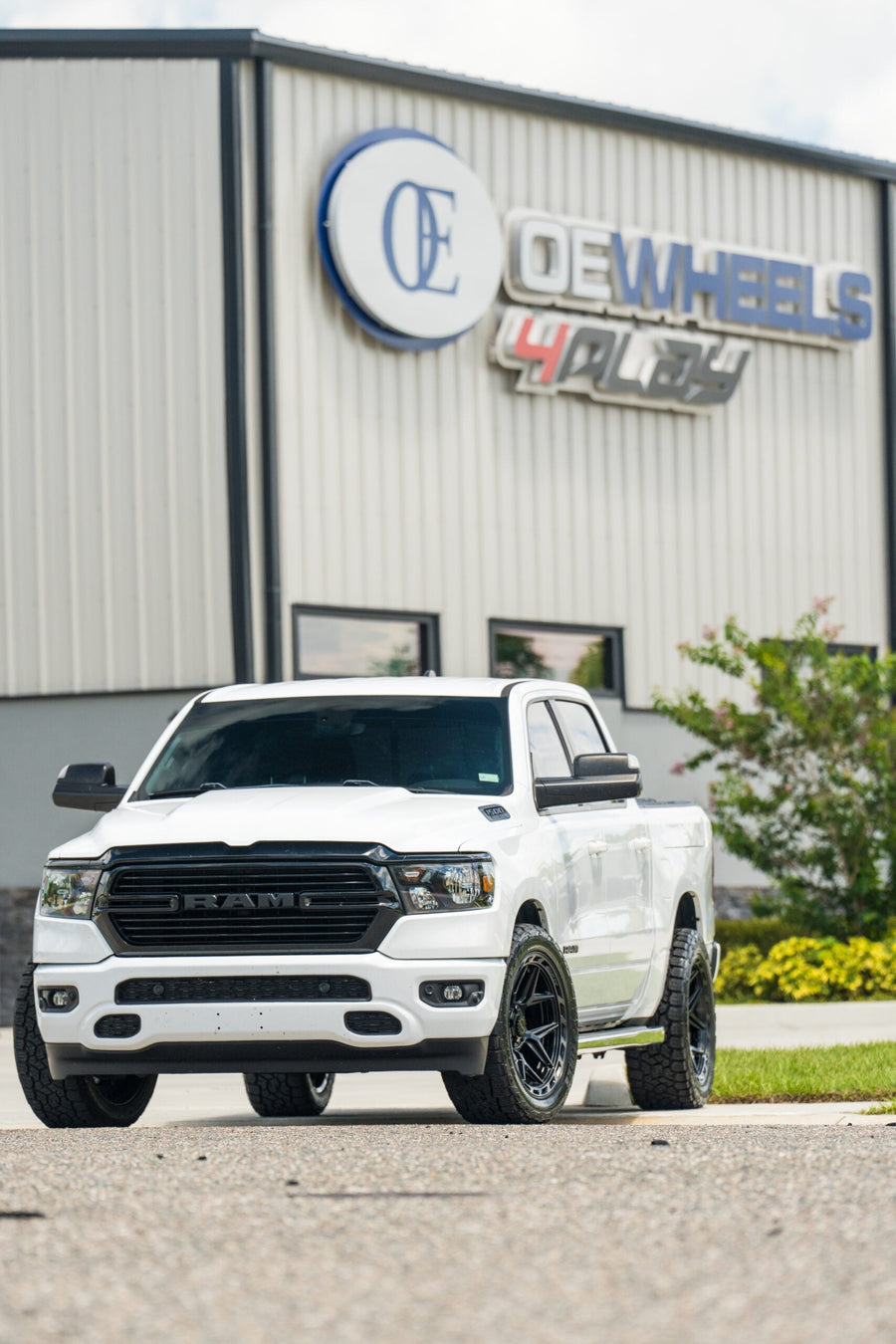 RAM 1500 4PLAY WHEELS 4P55 22X10 285X50X22 TOYO TIRES STOCK SUSPENSION