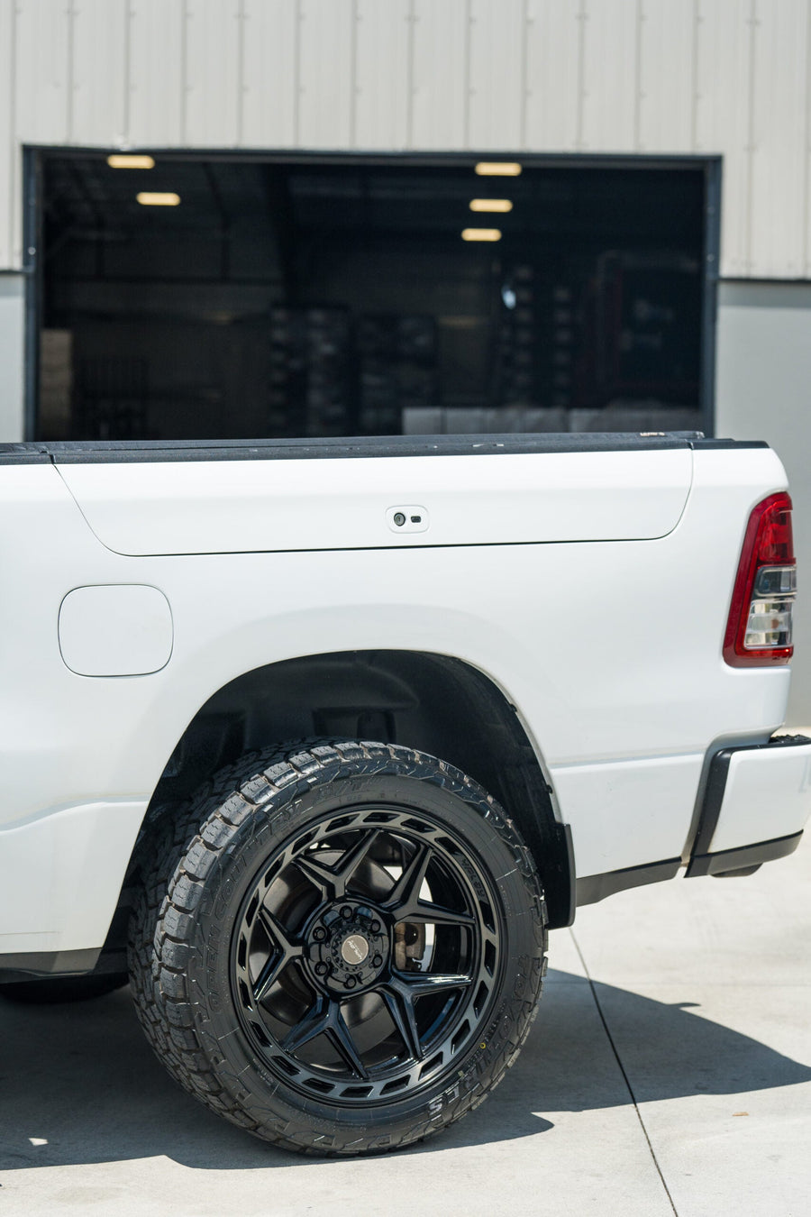 RAM 1500 4PLAY WHEELS 4P55 22X10 285X50X22 TOYO TIRES STOCK SUSPENSION