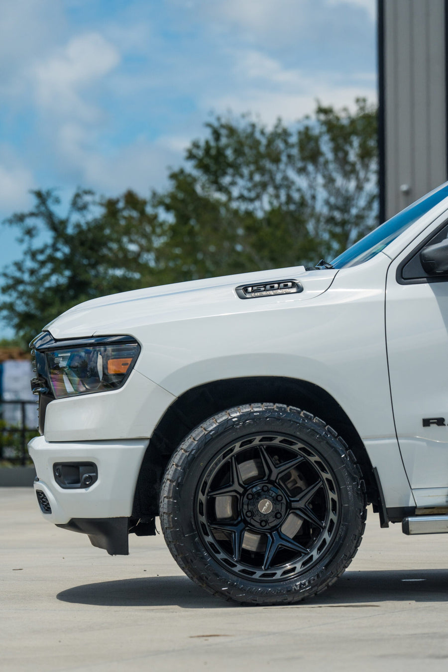 RAM 1500 4PLAY WHEELS 4P55 22X10 285X50X22 TOYO TIRES STOCK SUSPENSION