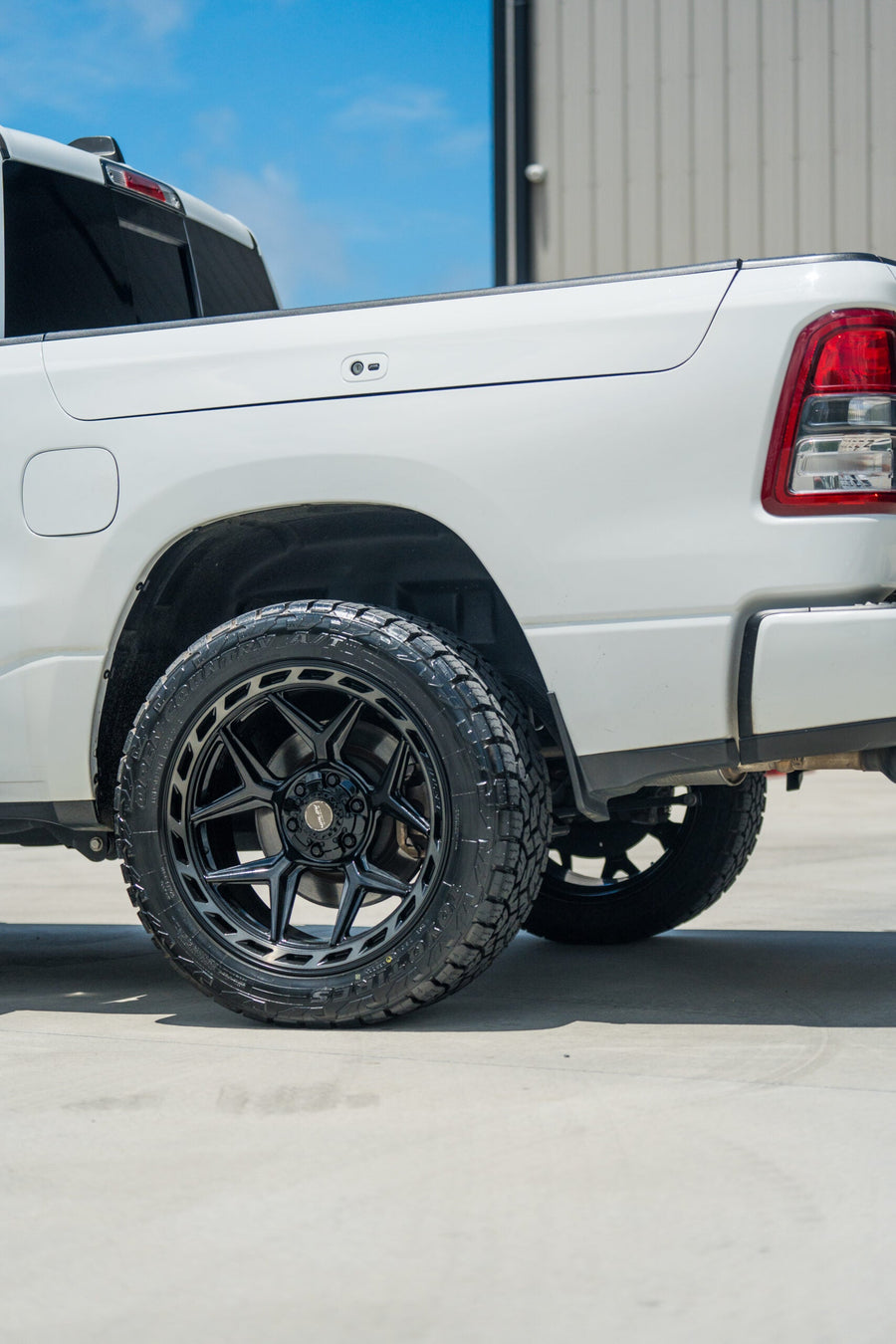 RAM 1500 4PLAY WHEELS 4P55 22X10 285X50X22 TOYO TIRES STOCK SUSPENSION