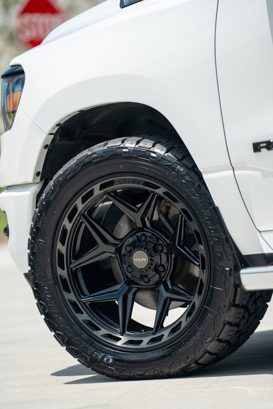 RAM 1500 4PLAY WHEELS 4P55 22X10 285X50X22 TOYO TIRES STOCK SUSPENSION