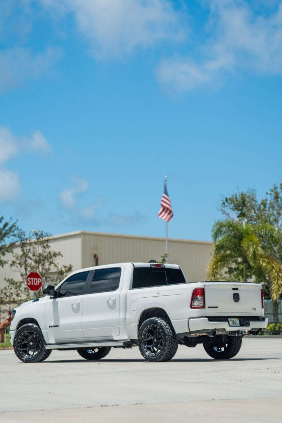 RAM 1500 4PLAY WHEELS 4P55 22X10 285X50X22 TOYO TIRES STOCK SUSPENSION