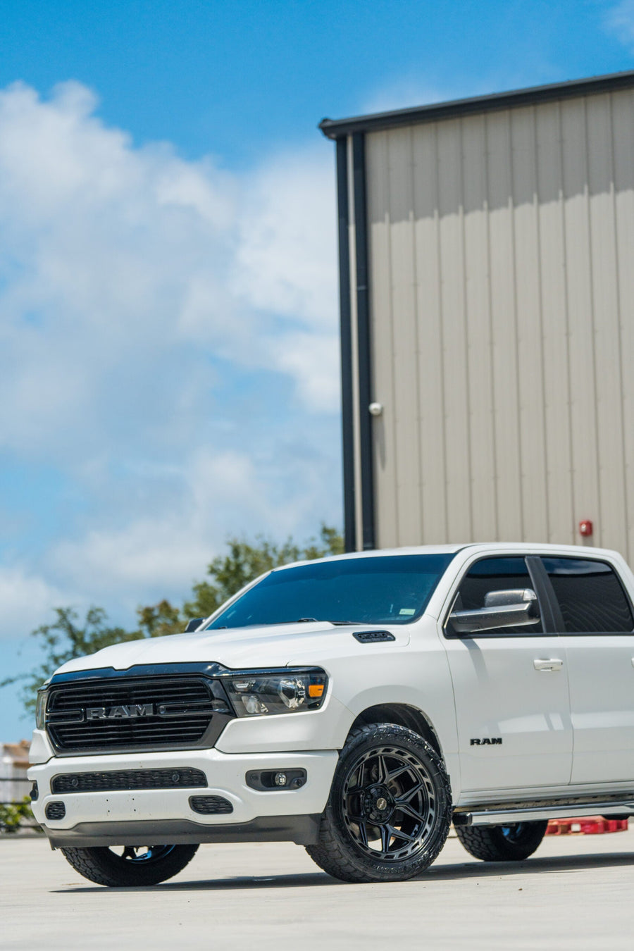 RAM 1500 4PLAY WHEELS 4P55 22X10 285X50X22 TOYO TIRES STOCK SUSPENSION