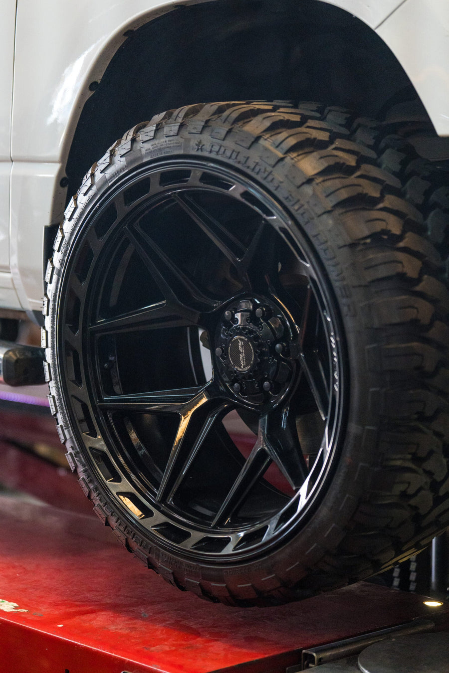RAM 1500 4PLAY WHEELS 4P55 22X12 33X12.5X24 STOCK SUSPENSION