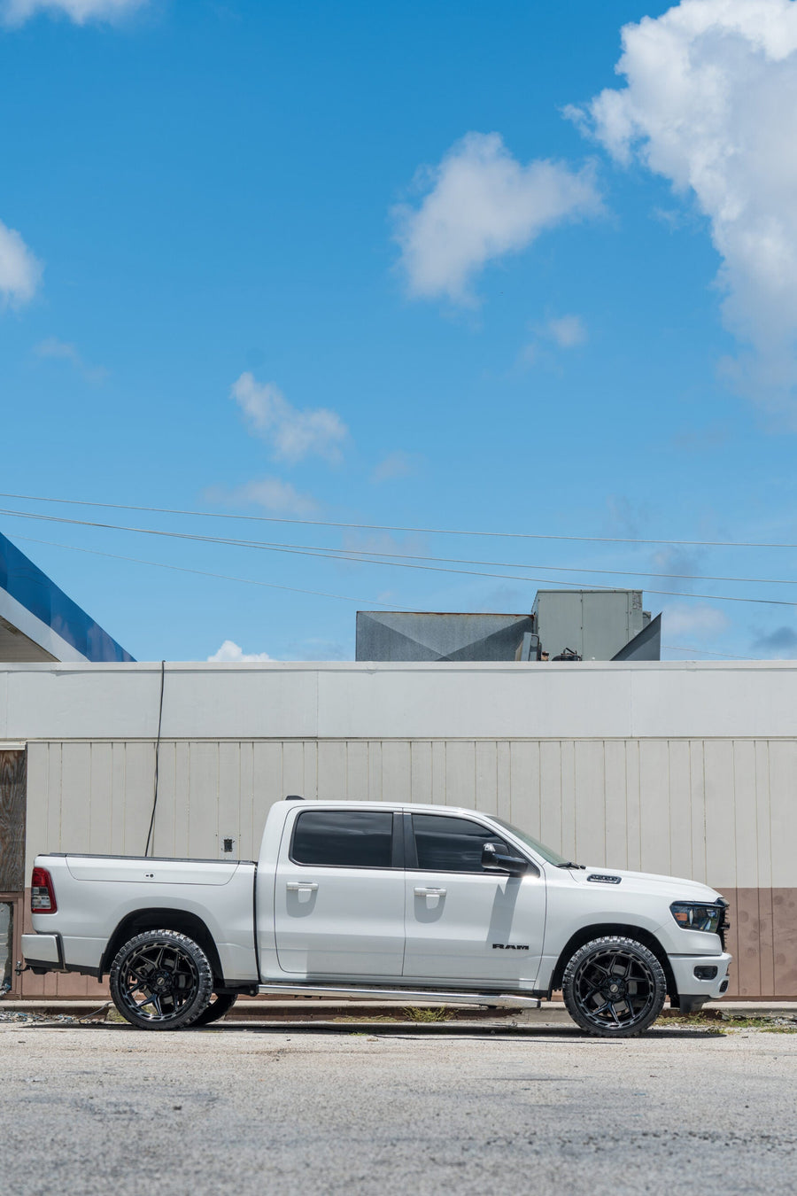 RAM 1500 4PLAY WHEELS 4P55 22X12 33X12.5X24 STOCK SUSPENSION