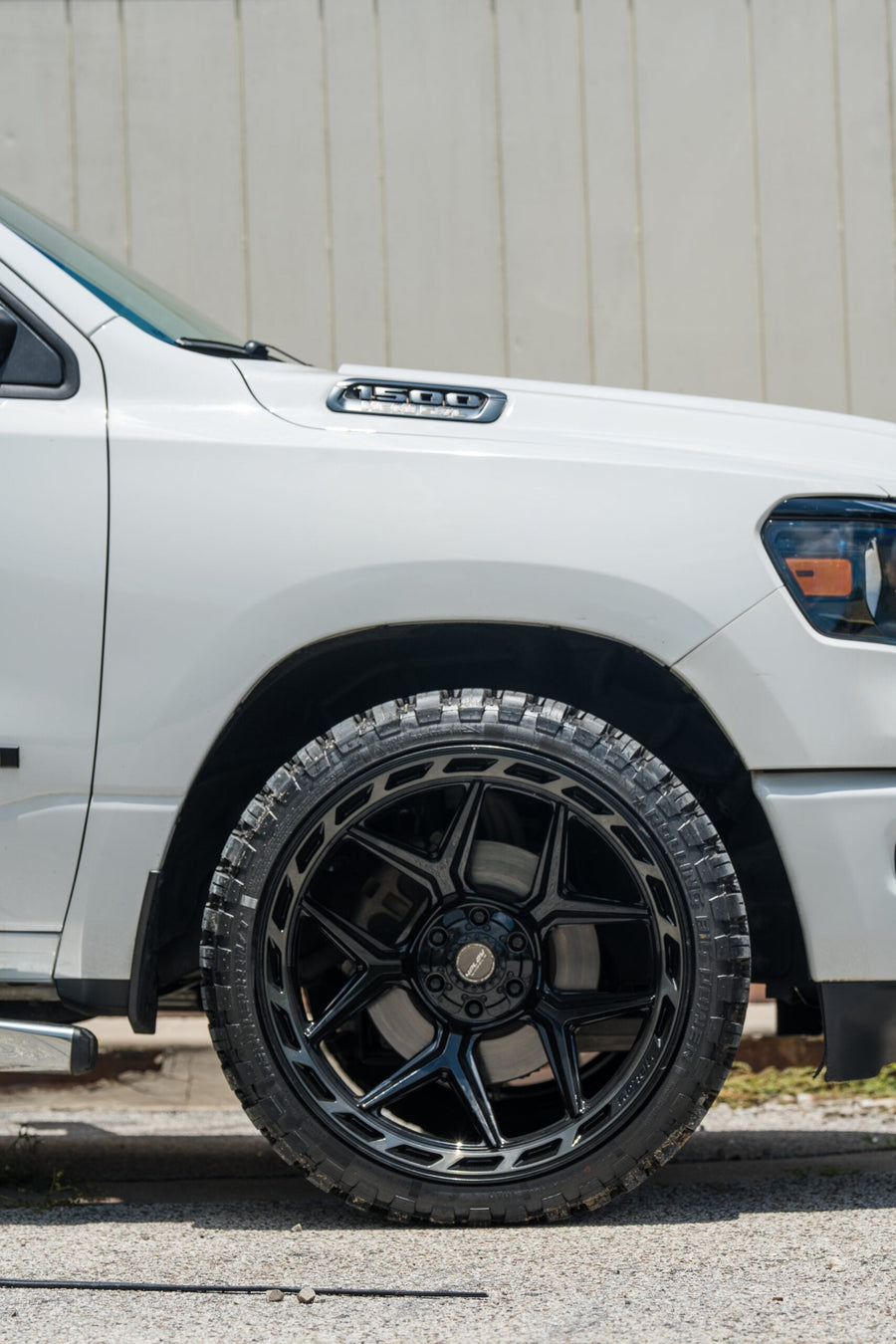 RAM 1500 4PLAY WHEELS 4P55 22X12 33X12.5X24 STOCK SUSPENSION