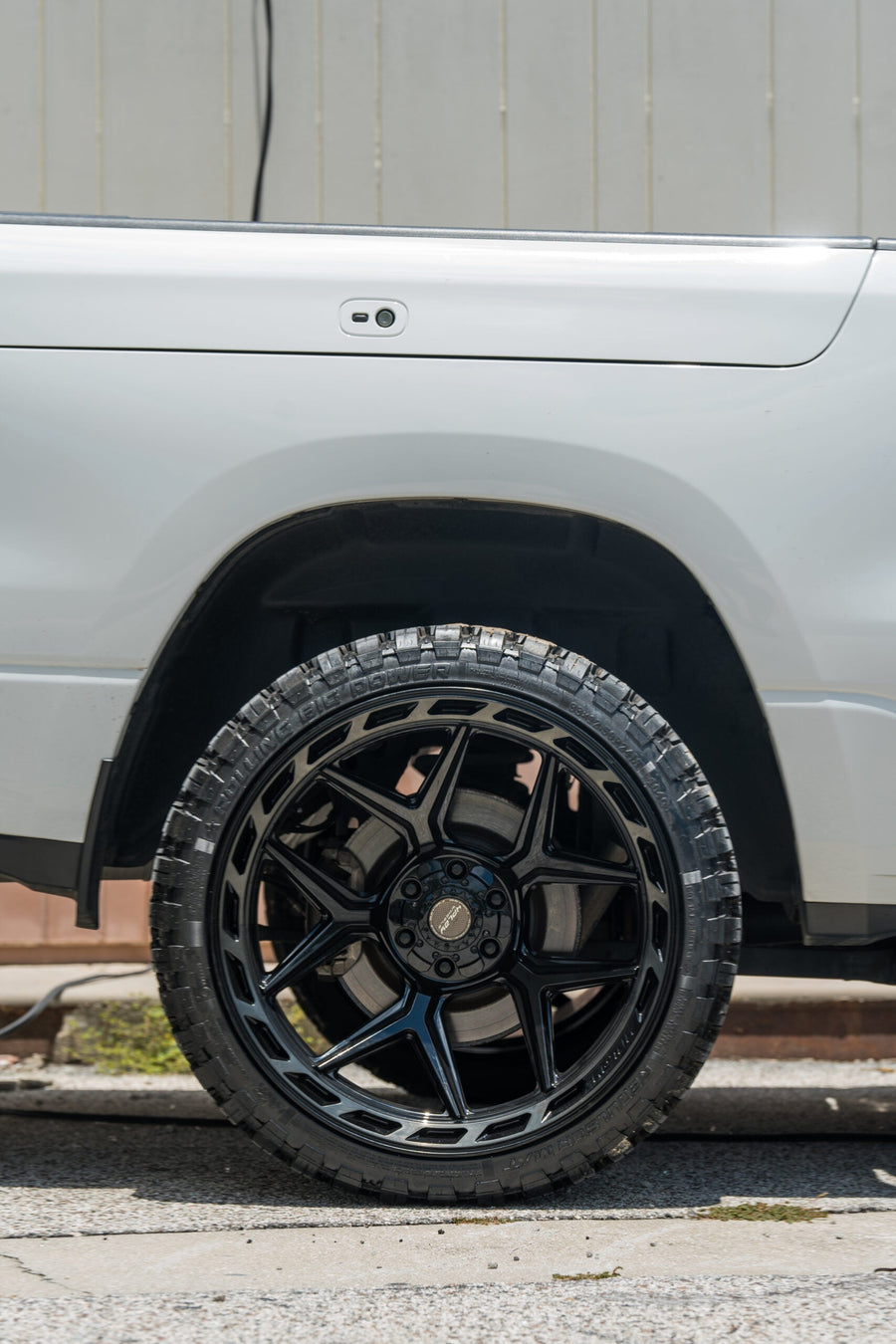 RAM 1500 4PLAY WHEELS 4P55 22X12 33X12.5X24 STOCK SUSPENSION
