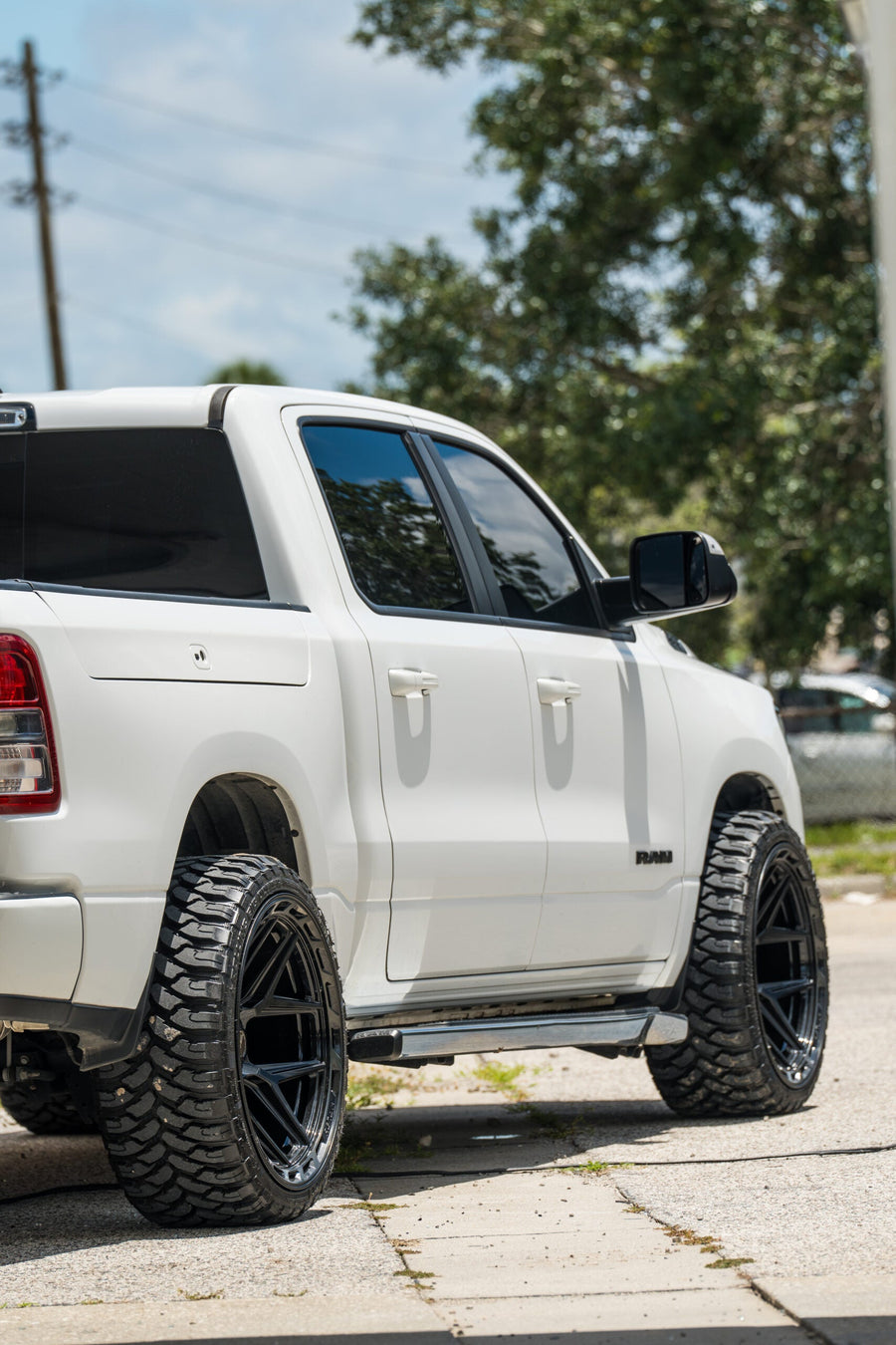 RAM 1500 4PLAY WHEELS 4P55 22X12 33X12.5X24 STOCK SUSPENSION