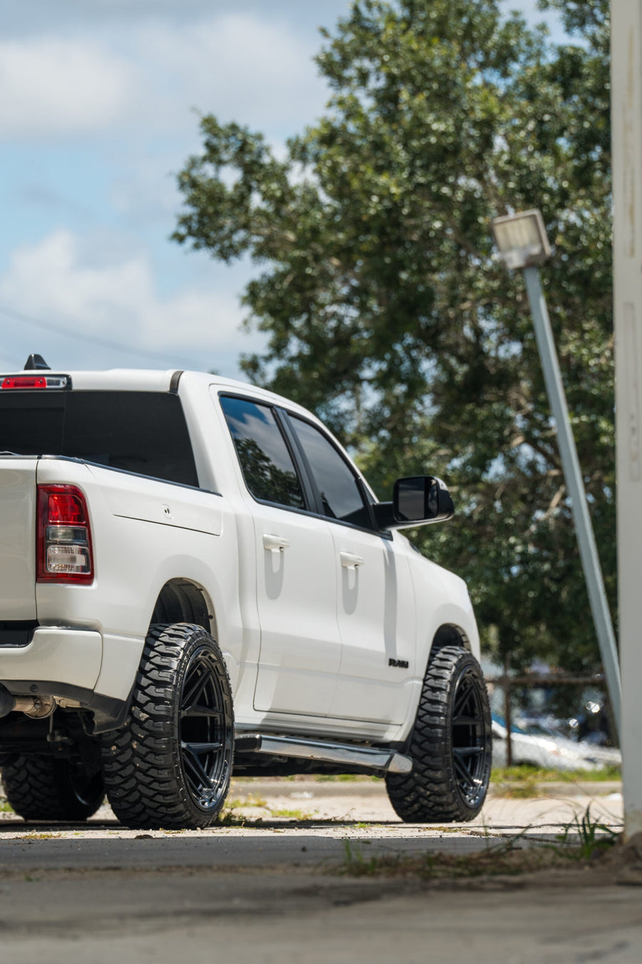 RAM 1500 4PLAY WHEELS 4P55 22X12 33X12.5X24 STOCK SUSPENSION