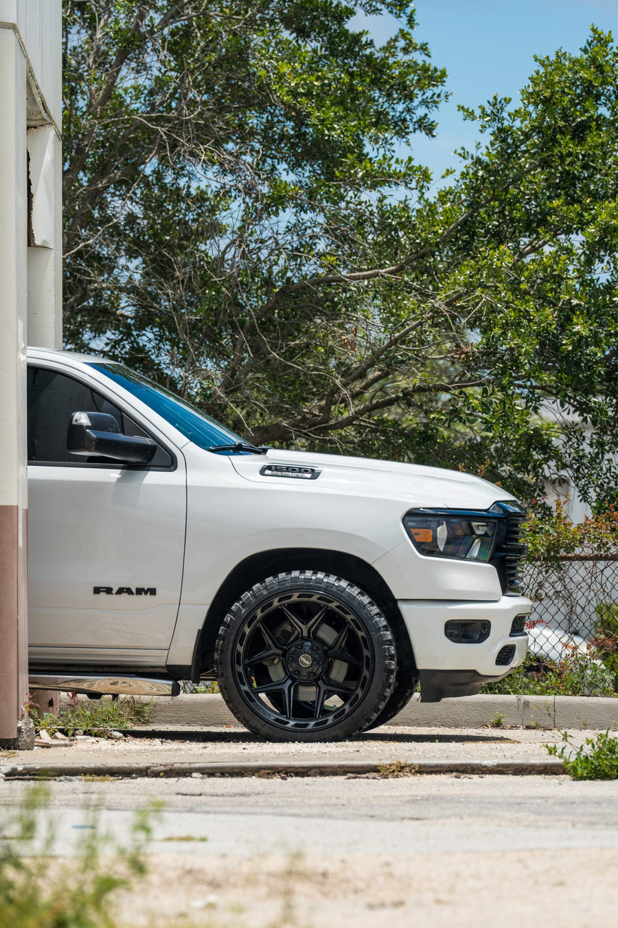 RAM 1500 4PLAY WHEELS 4P55 22X12 33X12.5X24 STOCK SUSPENSION