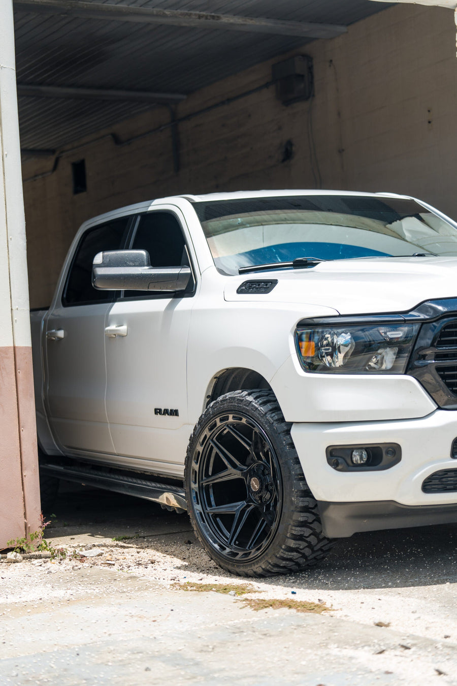 RAM 1500 4PLAY WHEELS 4P55 22X12 33X12.5X24 STOCK SUSPENSION