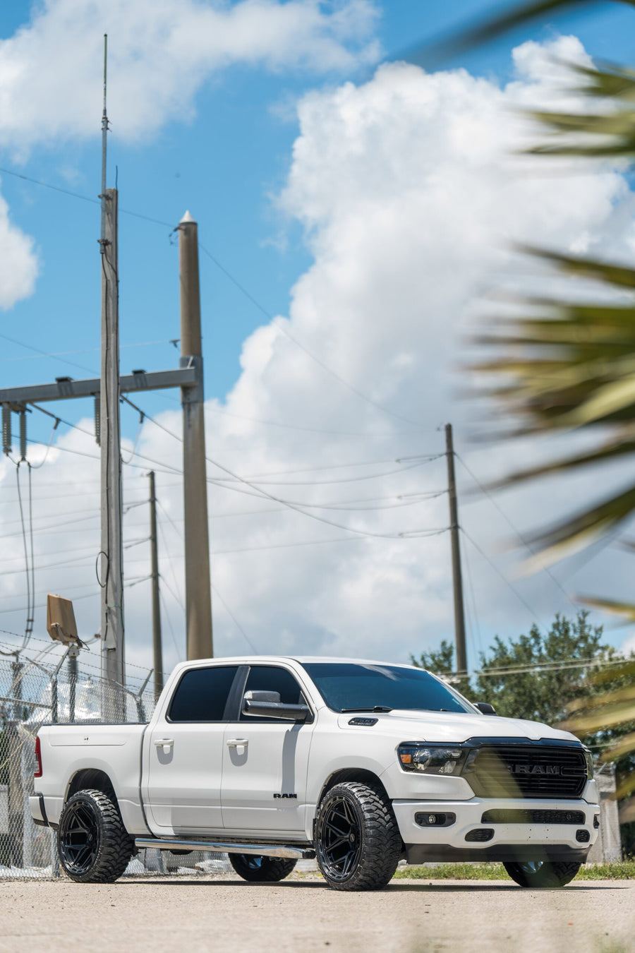 RAM 1500 4PLAY WHEELS 4P55 22X12 33X12.5X24 STOCK SUSPENSION