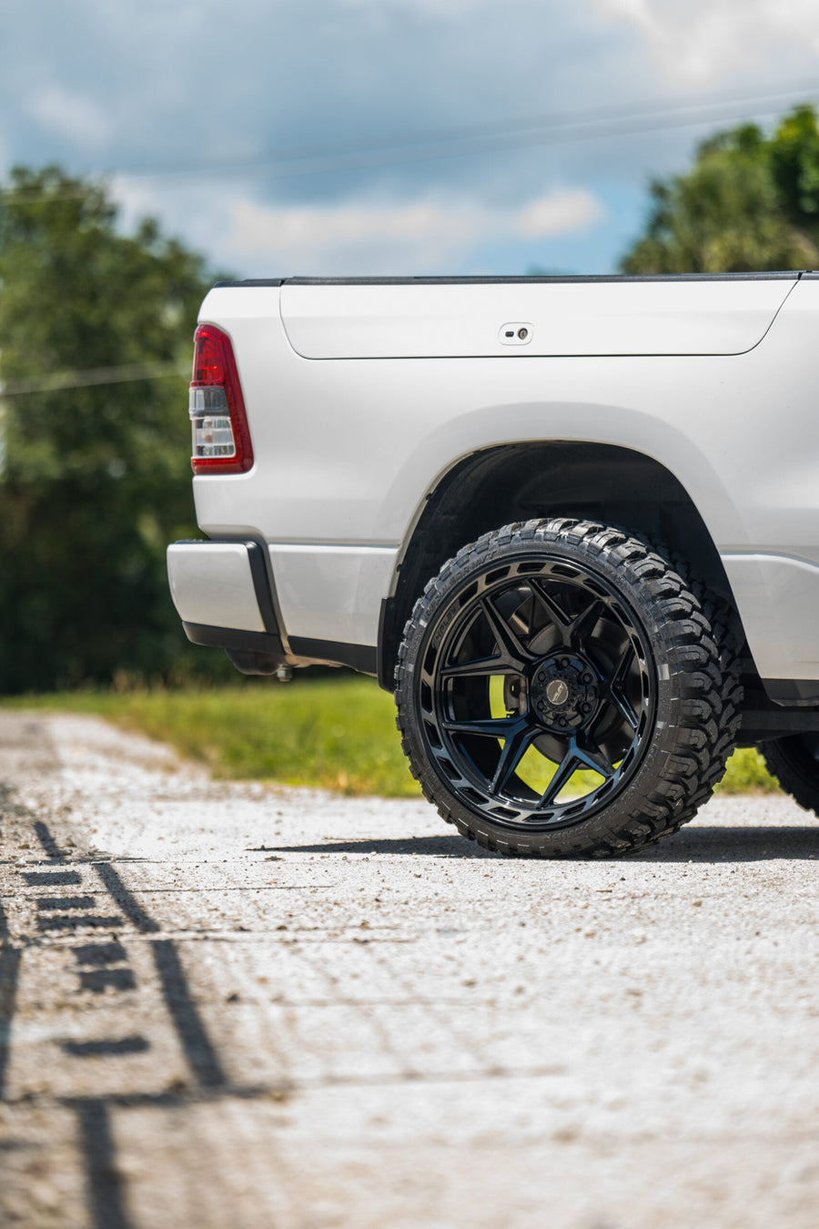 RAM 1500 4PLAY WHEELS 4P55 22X12 33X12.5X24 STOCK SUSPENSION