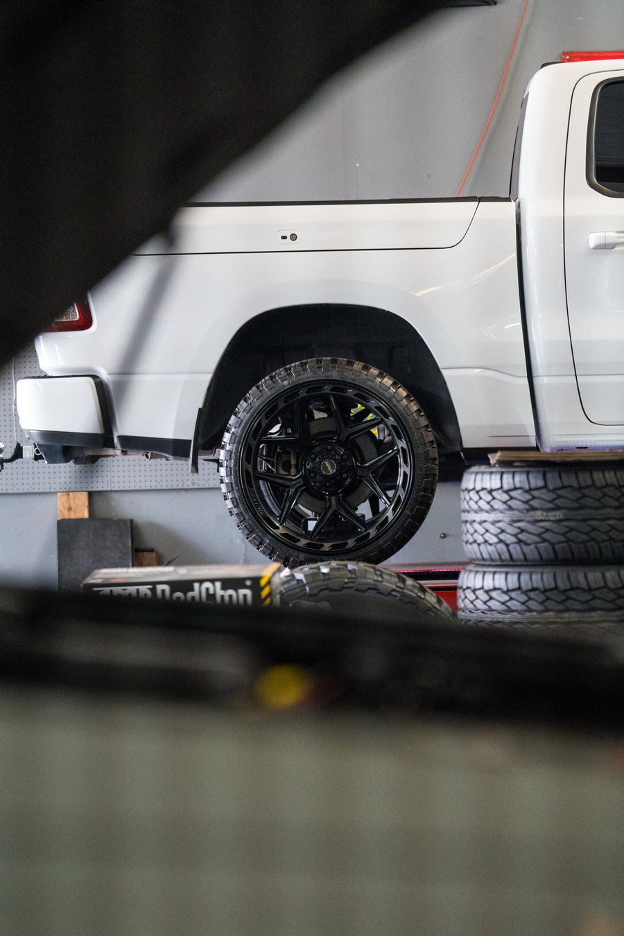 RAM 1500 4PLAY WHEELS 4P55 22X12 33X12.5X24 STOCK SUSPENSION