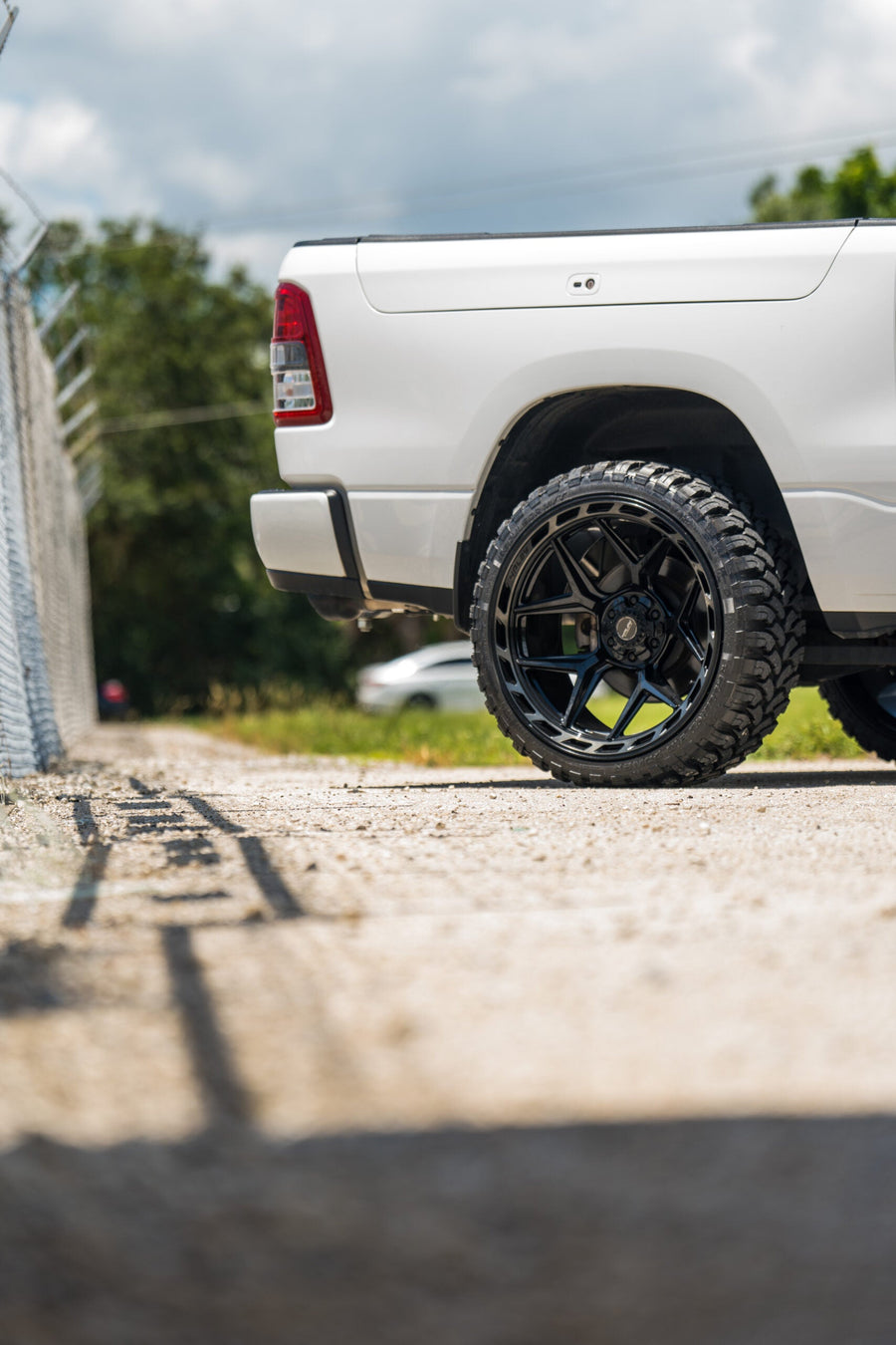 RAM 1500 4PLAY WHEELS 4P55 22X12 33X12.5X24 STOCK SUSPENSION