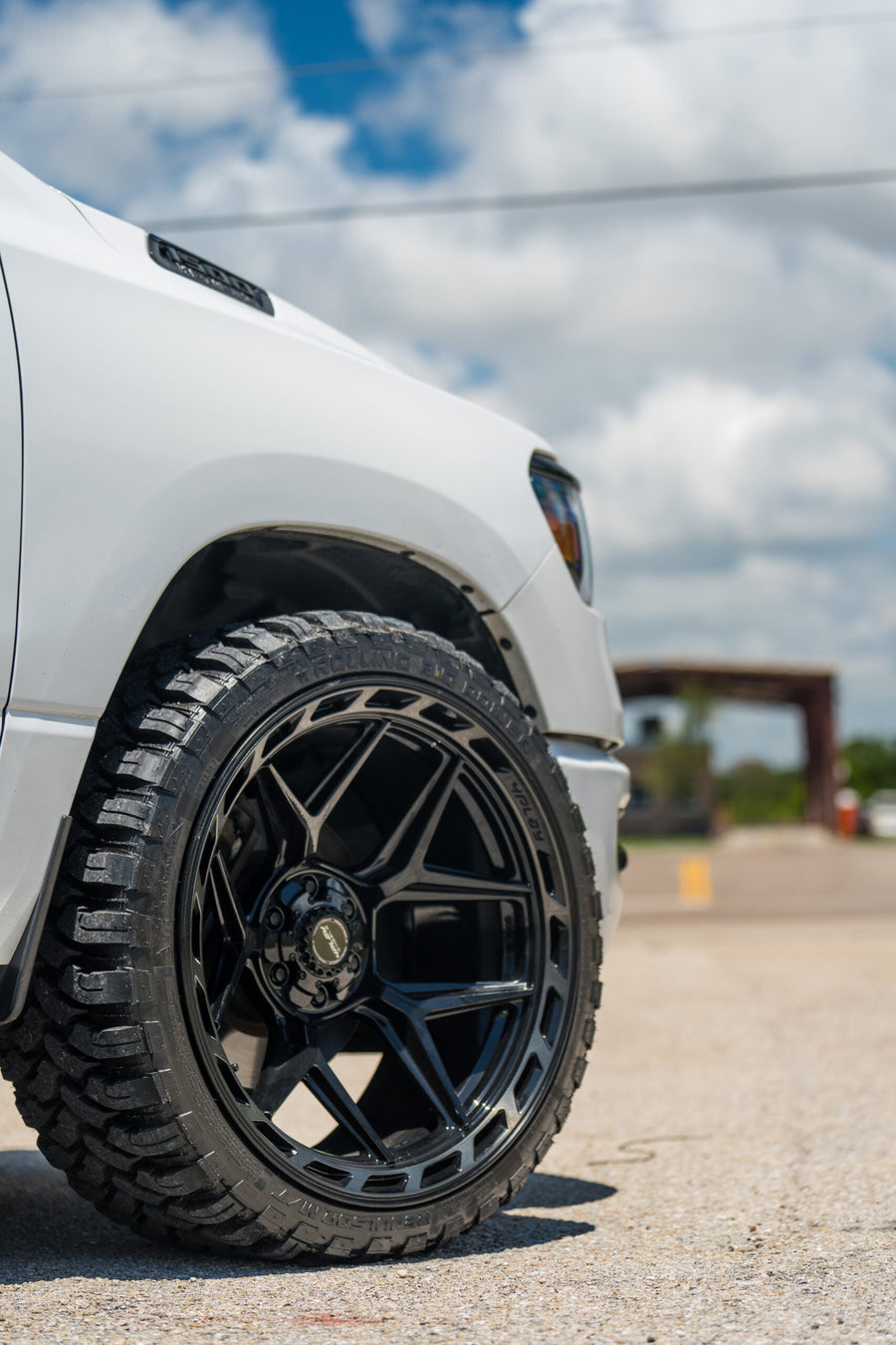 RAM 1500 4PLAY WHEELS 4P55 22X12 33X12.5X24 STOCK SUSPENSION
