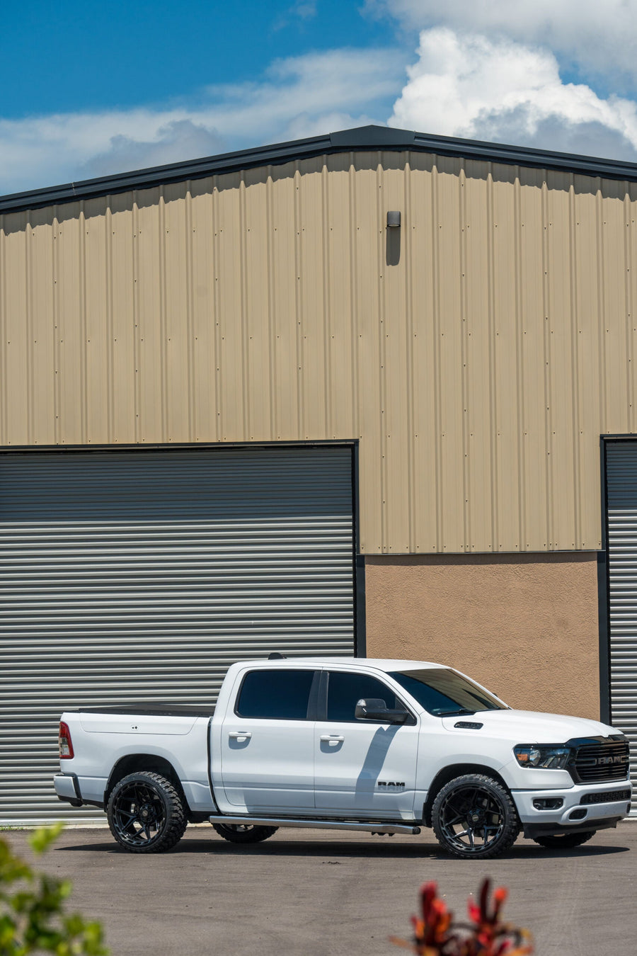RAM 1500 4PLAY WHEELS 4P55 22X12 33X12.5X24 STOCK SUSPENSION