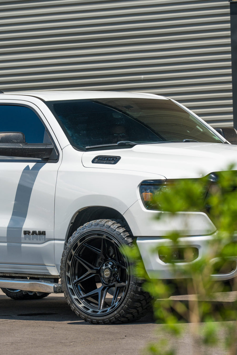 RAM 1500 4PLAY WHEELS 4P55 22X12 33X12.5X24 STOCK SUSPENSION