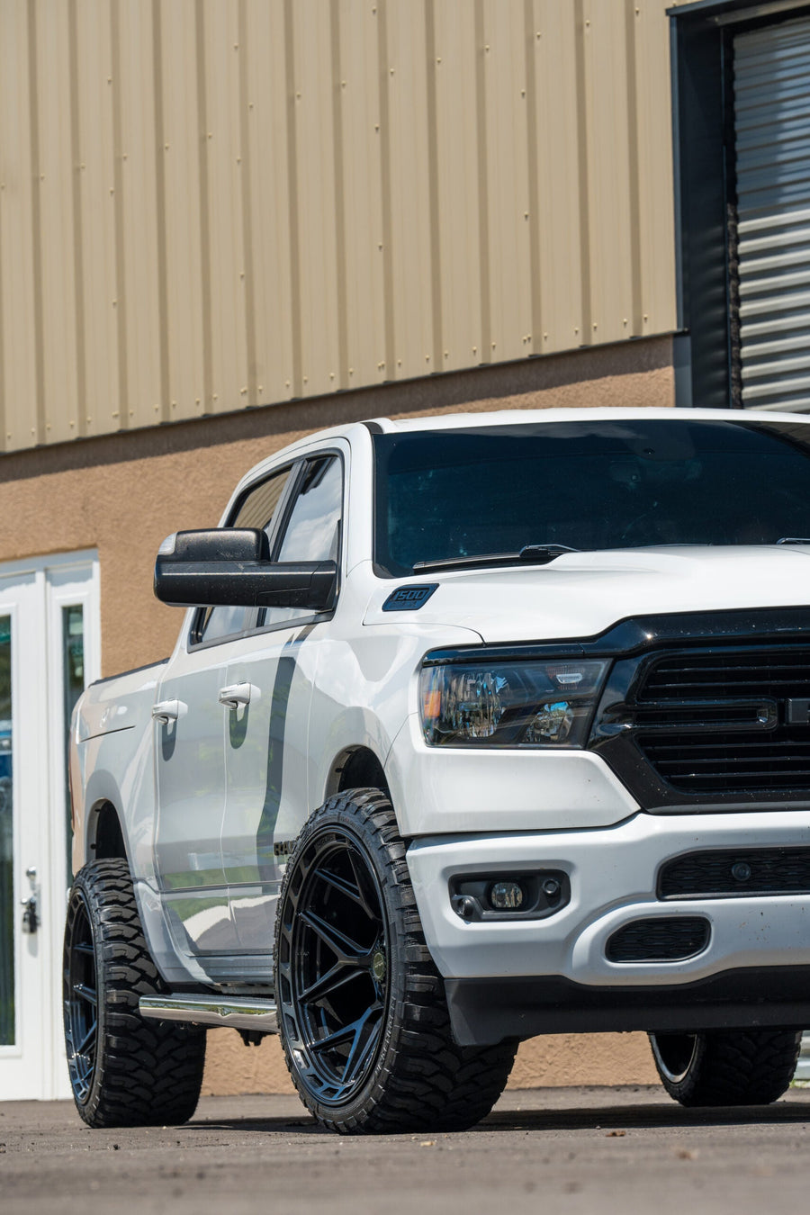 RAM 1500 4PLAY WHEELS 4P55 22X12 33X12.5X24 STOCK SUSPENSION