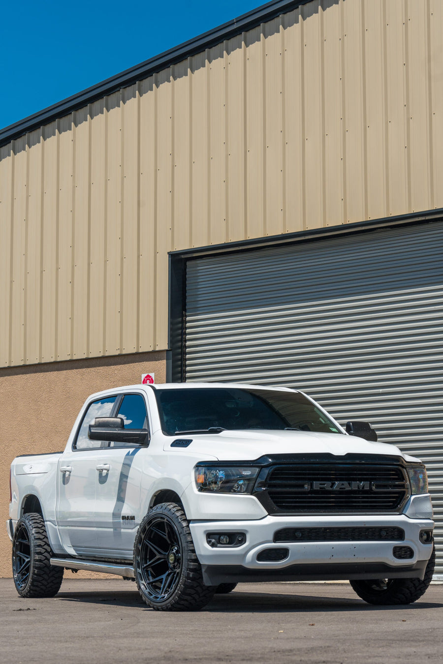 RAM 1500 4PLAY WHEELS 4P55 22X12 33X12.5X24 STOCK SUSPENSION
