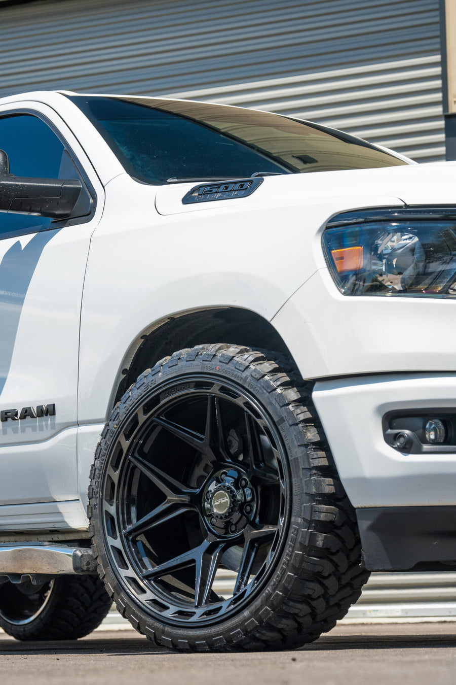 RAM 1500 4PLAY WHEELS 4P55 22X12 33X12.5X24 STOCK SUSPENSION