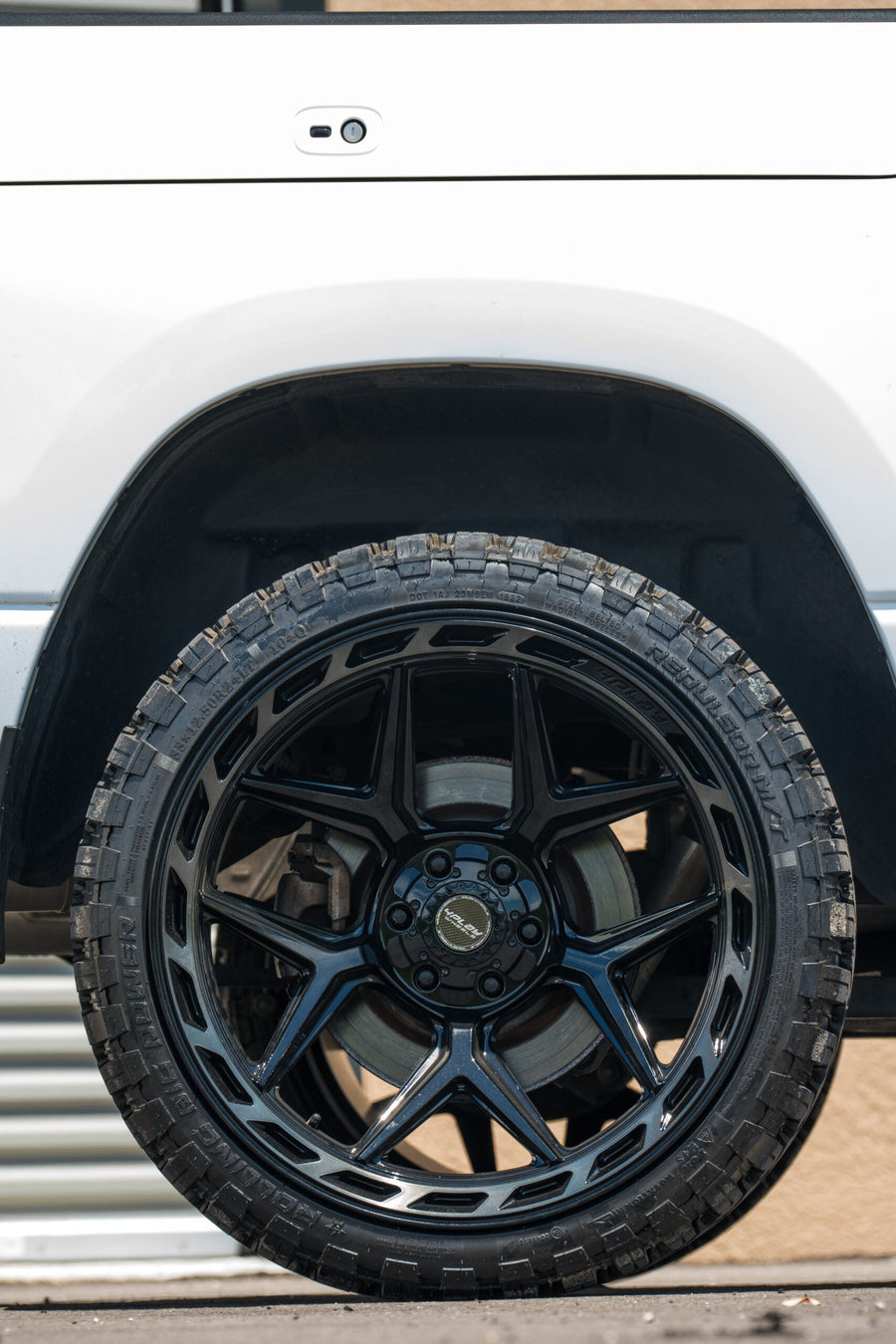 RAM 1500 4PLAY WHEELS 4P55 22X12 33X12.5X24 STOCK SUSPENSION