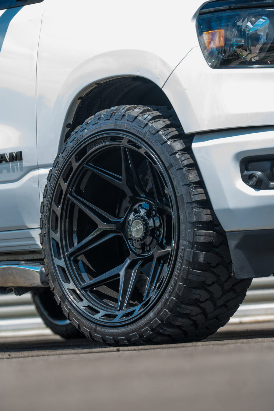 RAM 1500 4PLAY WHEELS 4P55 22X12 33X12.5X24 STOCK SUSPENSION