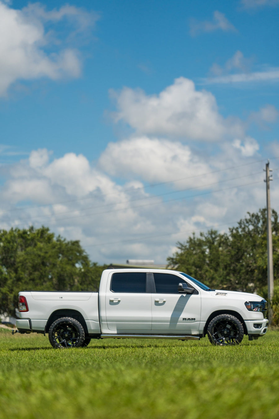 RAM 1500 4PLAY WHEELS 4P55 22X12 33X12.5X24 STOCK SUSPENSION