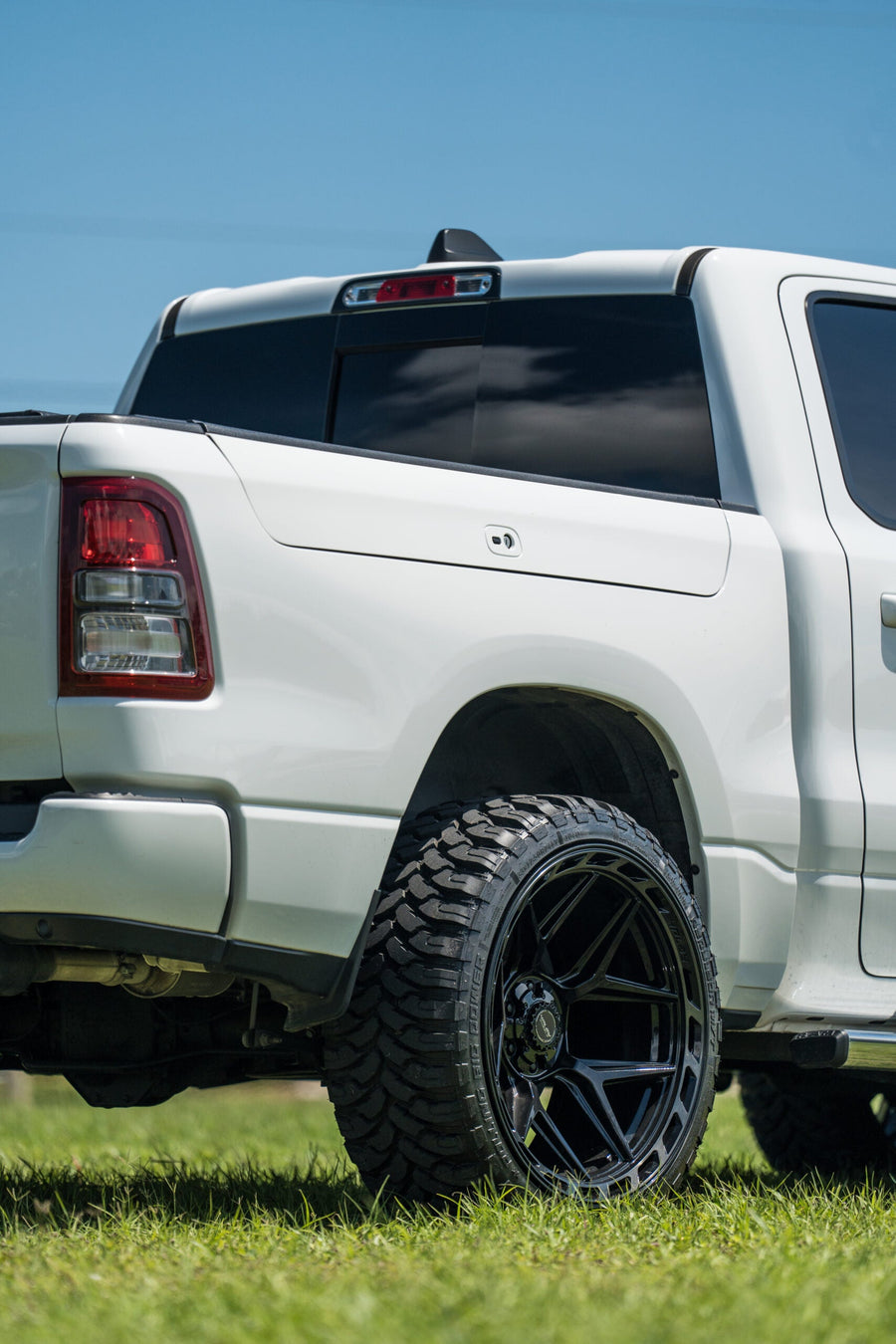 RAM 1500 4PLAY WHEELS 4P55 22X12 33X12.5X24 STOCK SUSPENSION