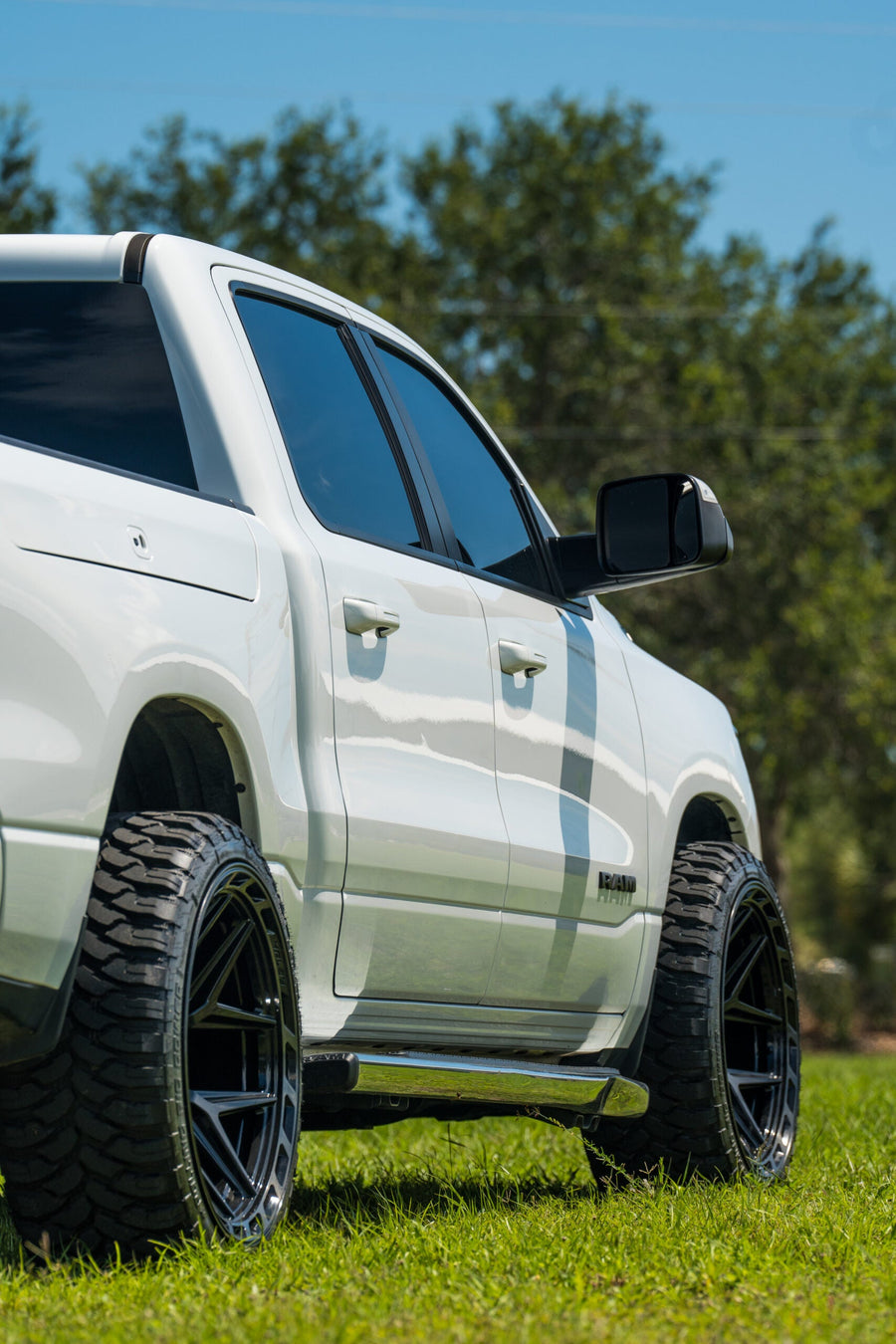RAM 1500 4PLAY WHEELS 4P55 22X12 33X12.5X24 STOCK SUSPENSION