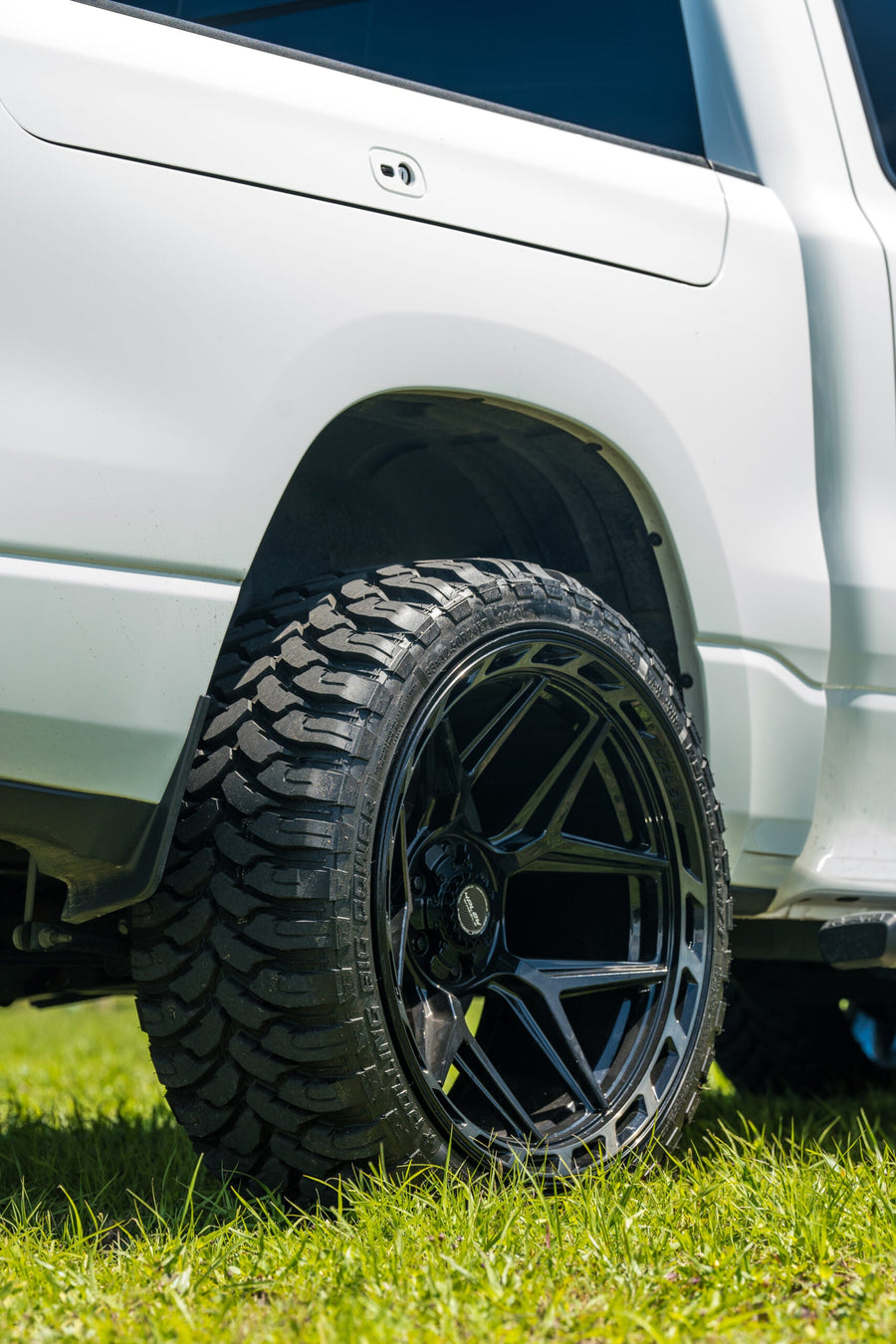 RAM 1500 4PLAY WHEELS 4P55 22X12 33X12.5X24 STOCK SUSPENSION