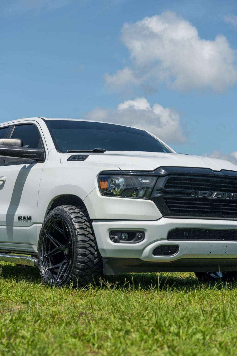 RAM 1500 4PLAY WHEELS 4P55 22X12 33X12.5X24 STOCK SUSPENSION