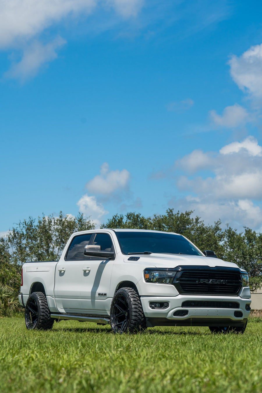 RAM 1500 4PLAY WHEELS 4P55 22X12 33X12.5X24 STOCK SUSPENSION