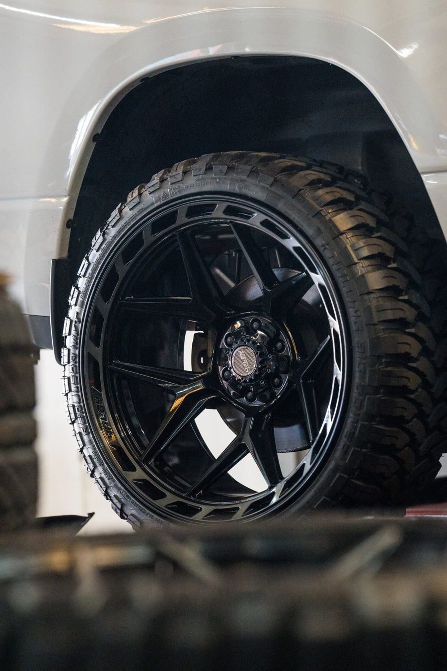 RAM 1500 4PLAY WHEELS 4P55 22X12 33X12.5X24 STOCK SUSPENSION