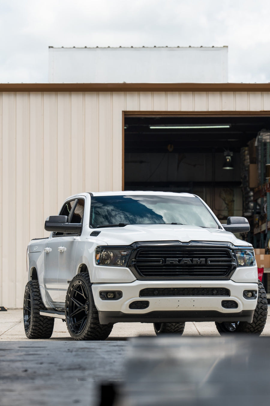 RAM 1500 4PLAY WHEELS 4P55 22X12 33X12.5X24 STOCK SUSPENSION