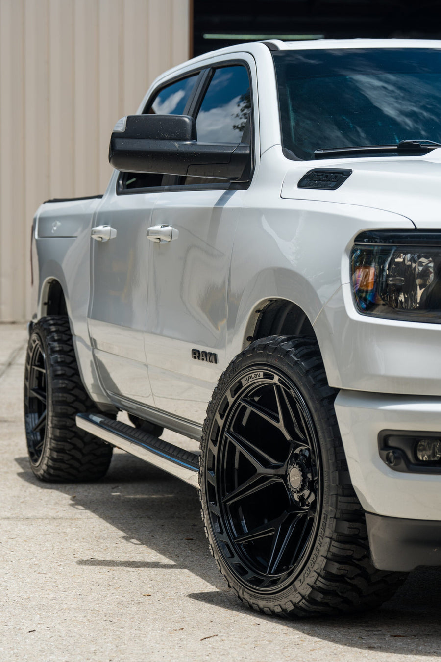 RAM 1500 4PLAY WHEELS 4P55 22X12 33X12.5X24 STOCK SUSPENSION