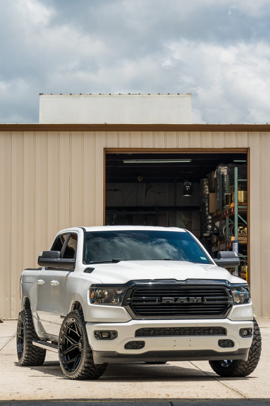 RAM 1500 4PLAY WHEELS 4P55 22X12 33X12.5X24 STOCK SUSPENSION