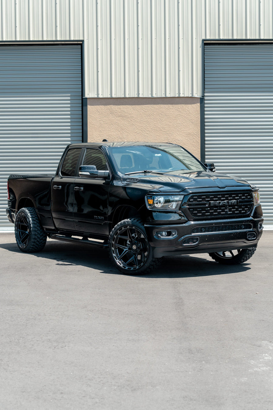 RAM 1500 4PLAY WHEELS 4P55 24X12 33X12.5X24 RBP TIRE LEVELED 2.0 INCH IN FRONT