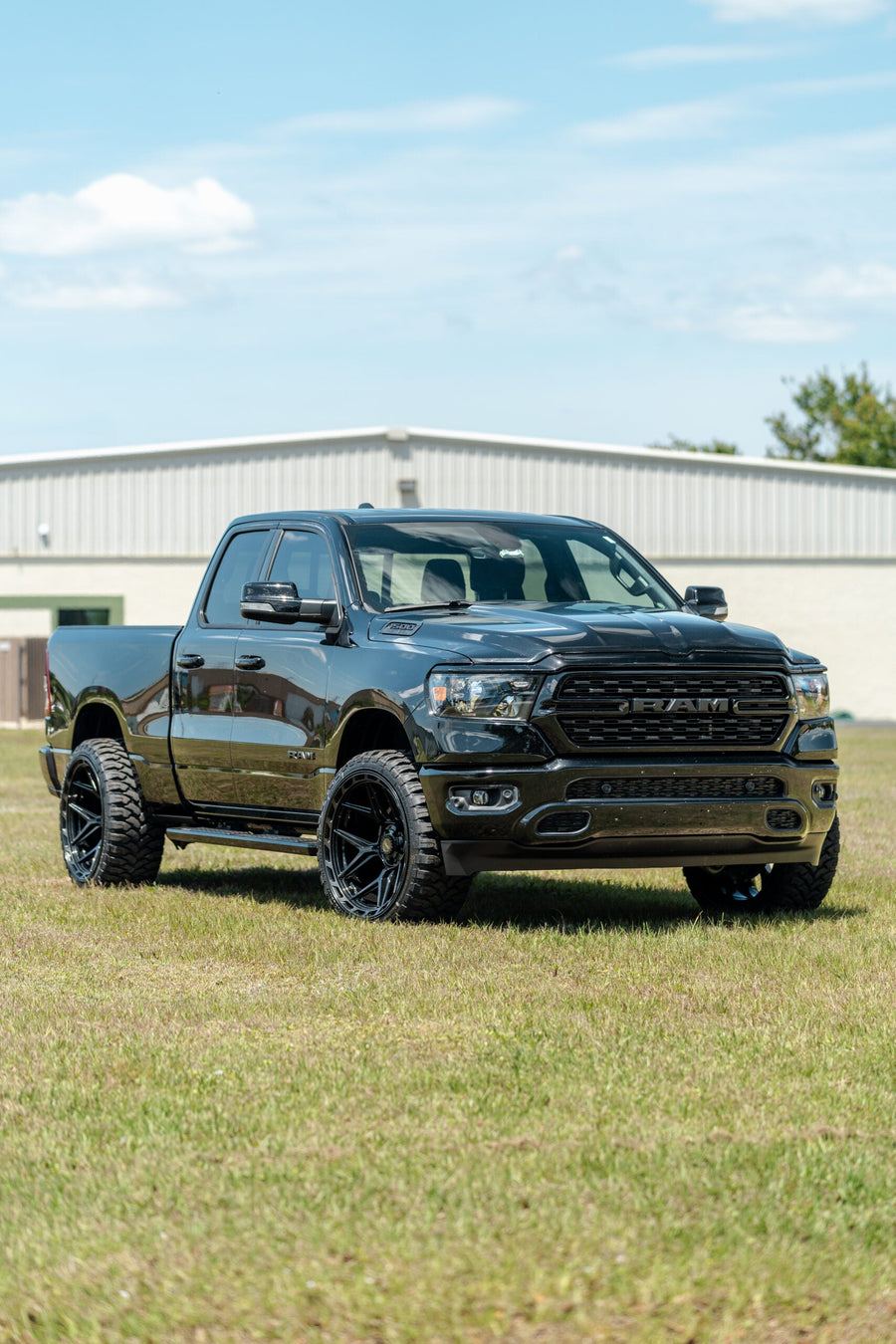 RAM 1500 4PLAY WHEELS 4P55 24X12 33X12.5X24 RBP TIRE LEVELED 2.0 INCH IN FRONT