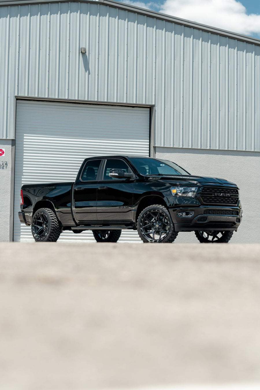 RAM 1500 4PLAY WHEELS 4P55 24X12 33X12.5X24 RBP TIRE LEVELED 2.0 INCH IN FRONT