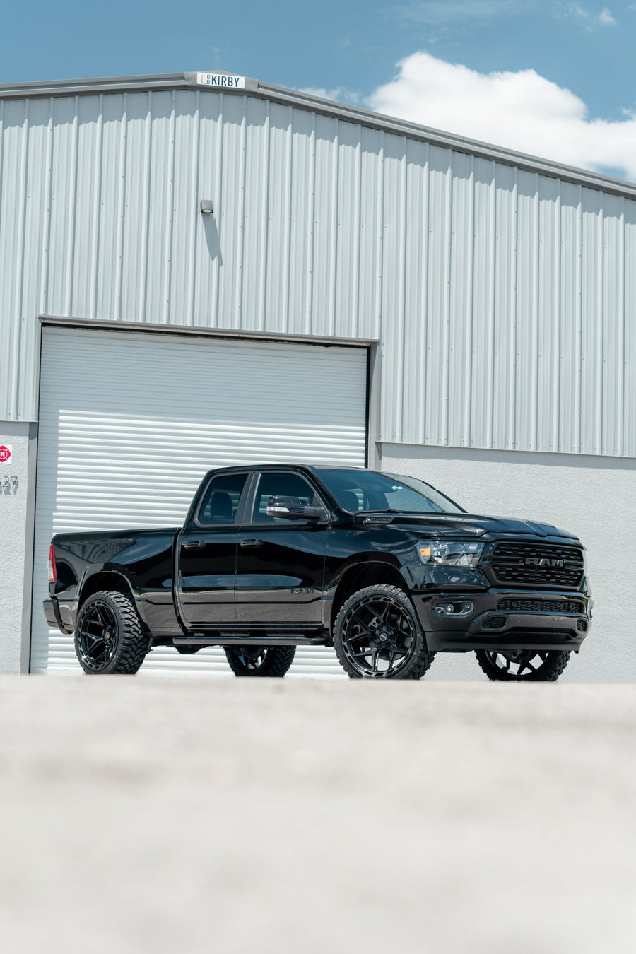 RAM 1500 4PLAY WHEELS 4P55 24X12 33X12.5X24 RBP TIRE LEVELED 2.0 INCH IN FRONT