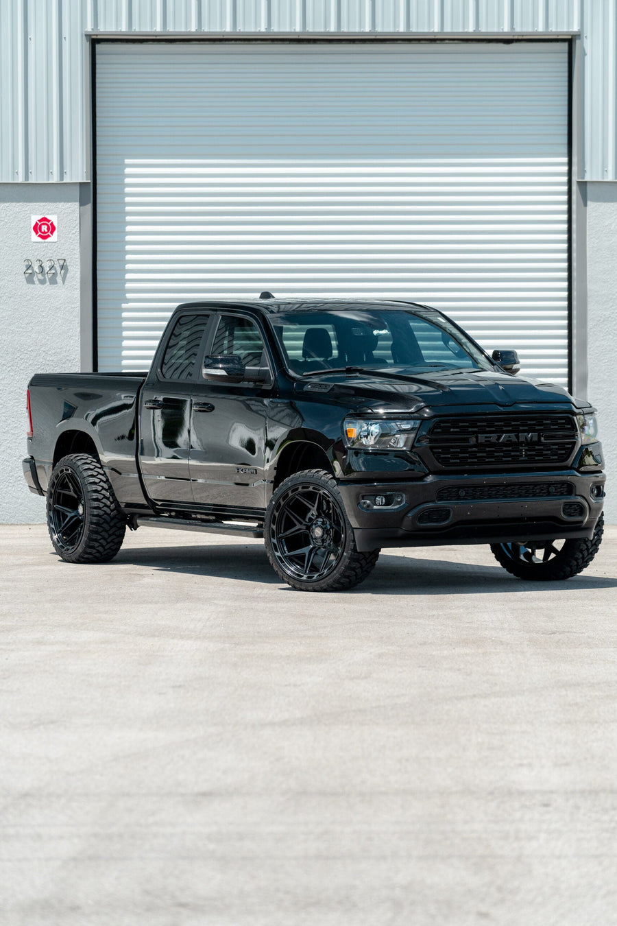 RAM 1500 4PLAY WHEELS 4P55 24X12 33X12.5X24 RBP TIRE LEVELED 2.0 INCH IN FRONT